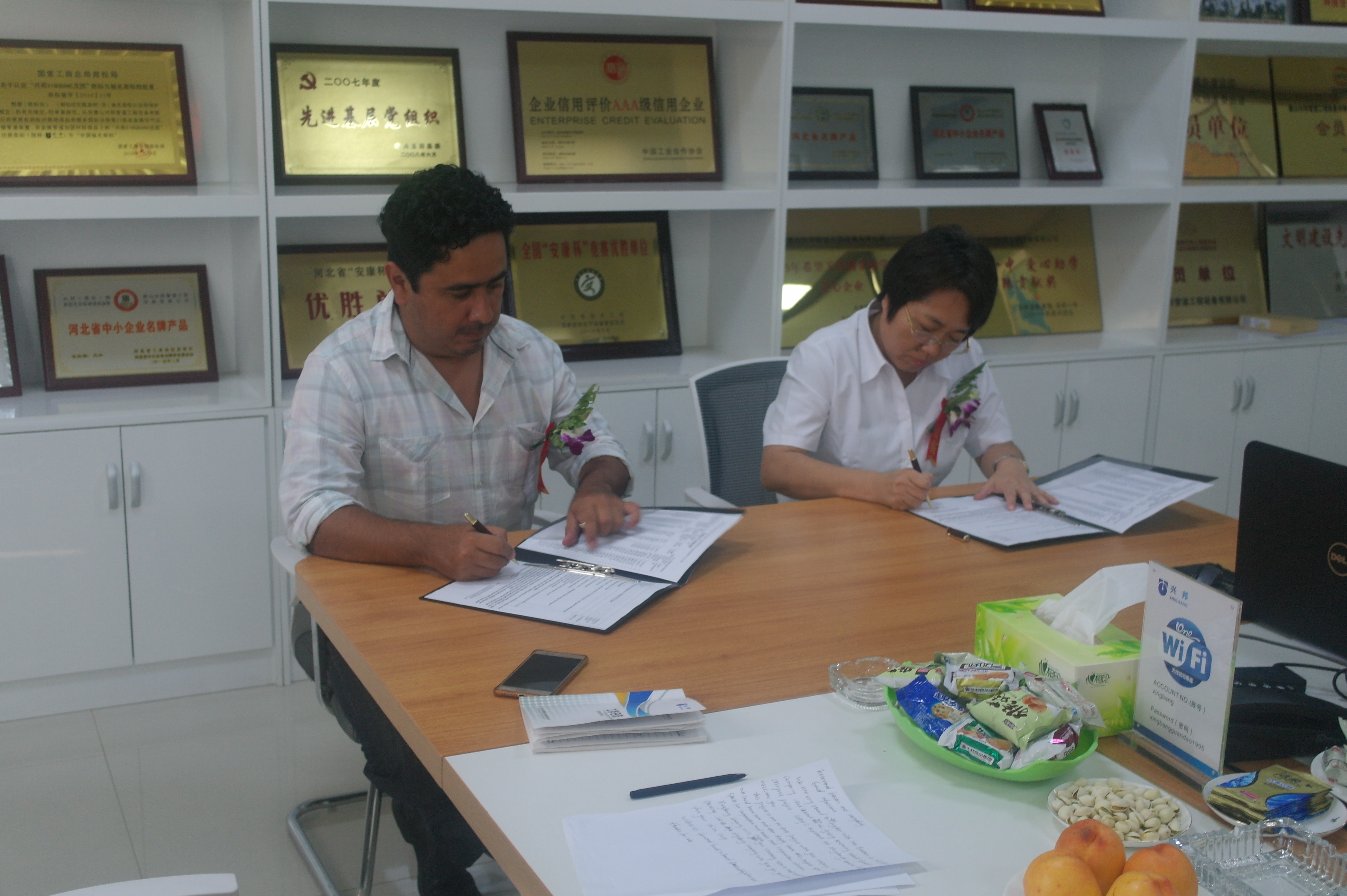 Firma con cliente de México